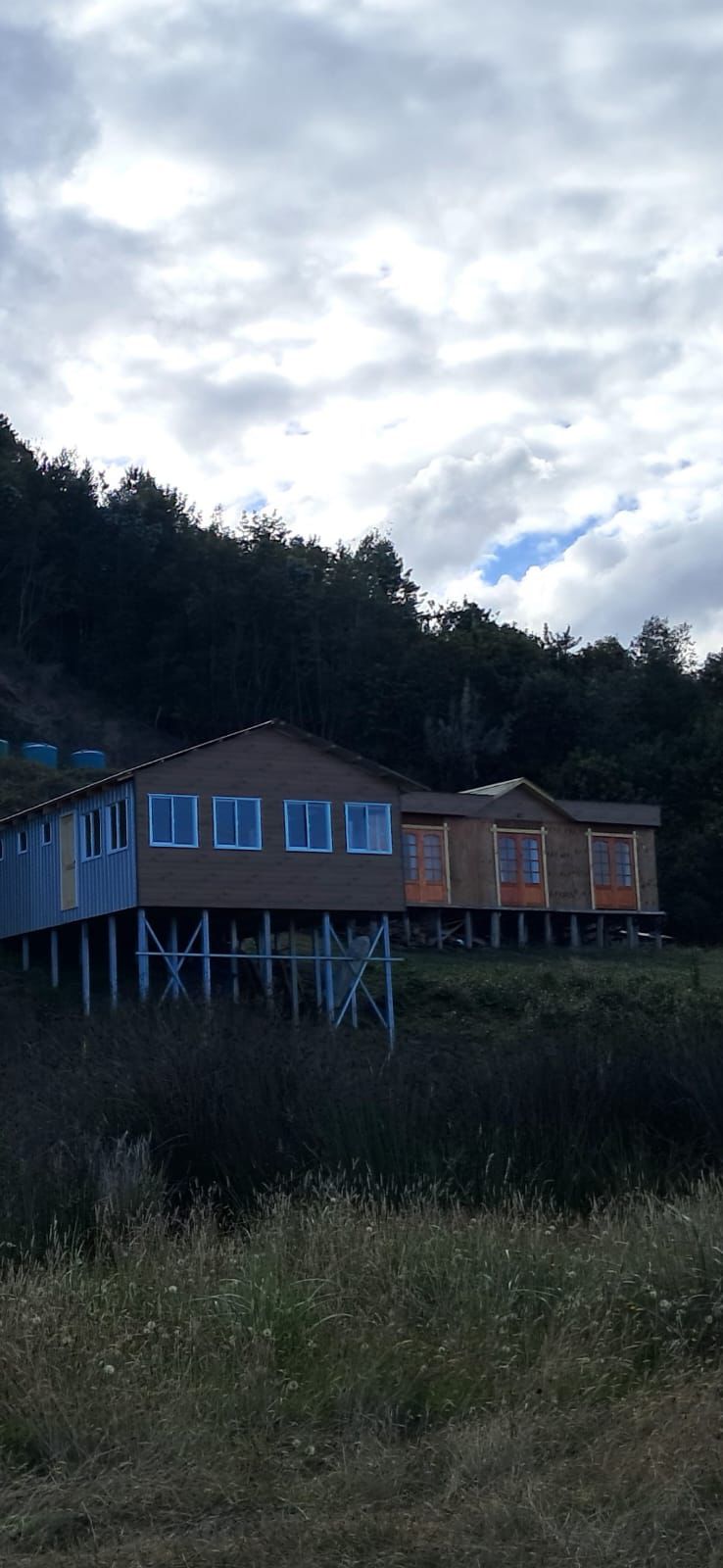 Tercera vista de tres cabañas